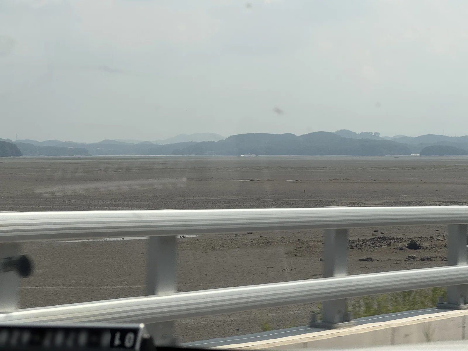 차 안에서 본 갯벌길 (개인정보 블러 처리)