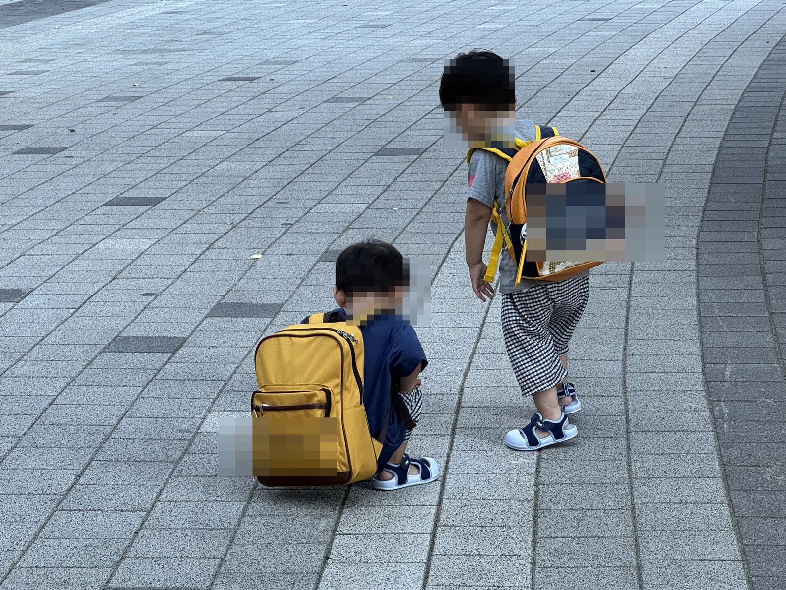등원길, 쭈그려 앉아 개미를 구경하는 쌍둥이