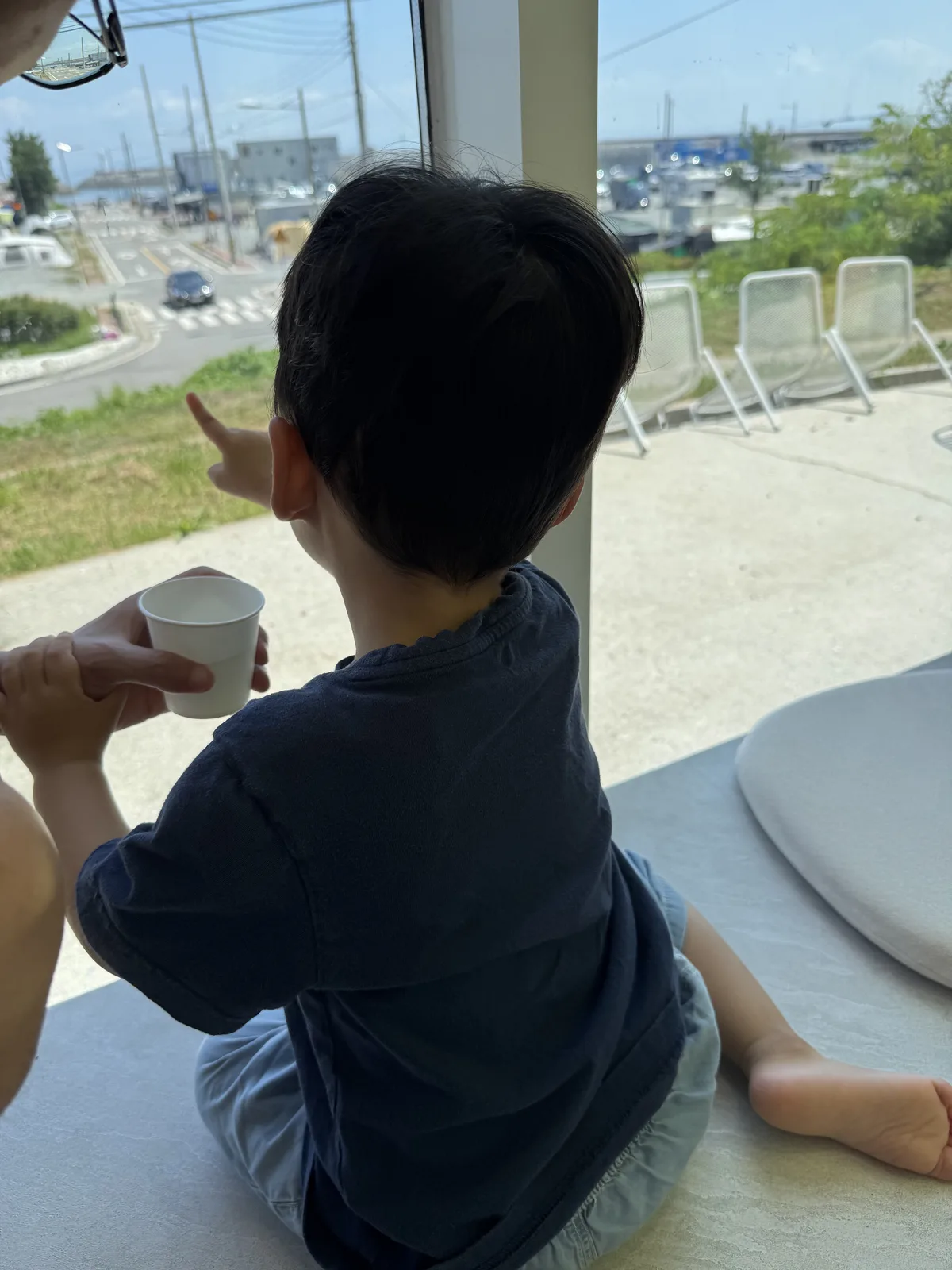 창밖을 보는 아이