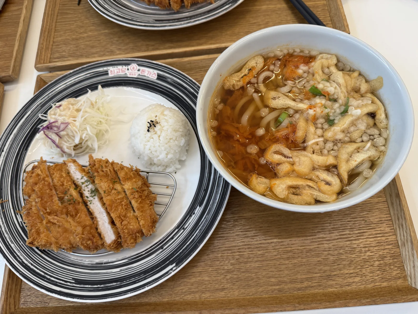 주문한 세트 – 돈까스, 밥, 양배추 샐러드, 얼큰김치우동