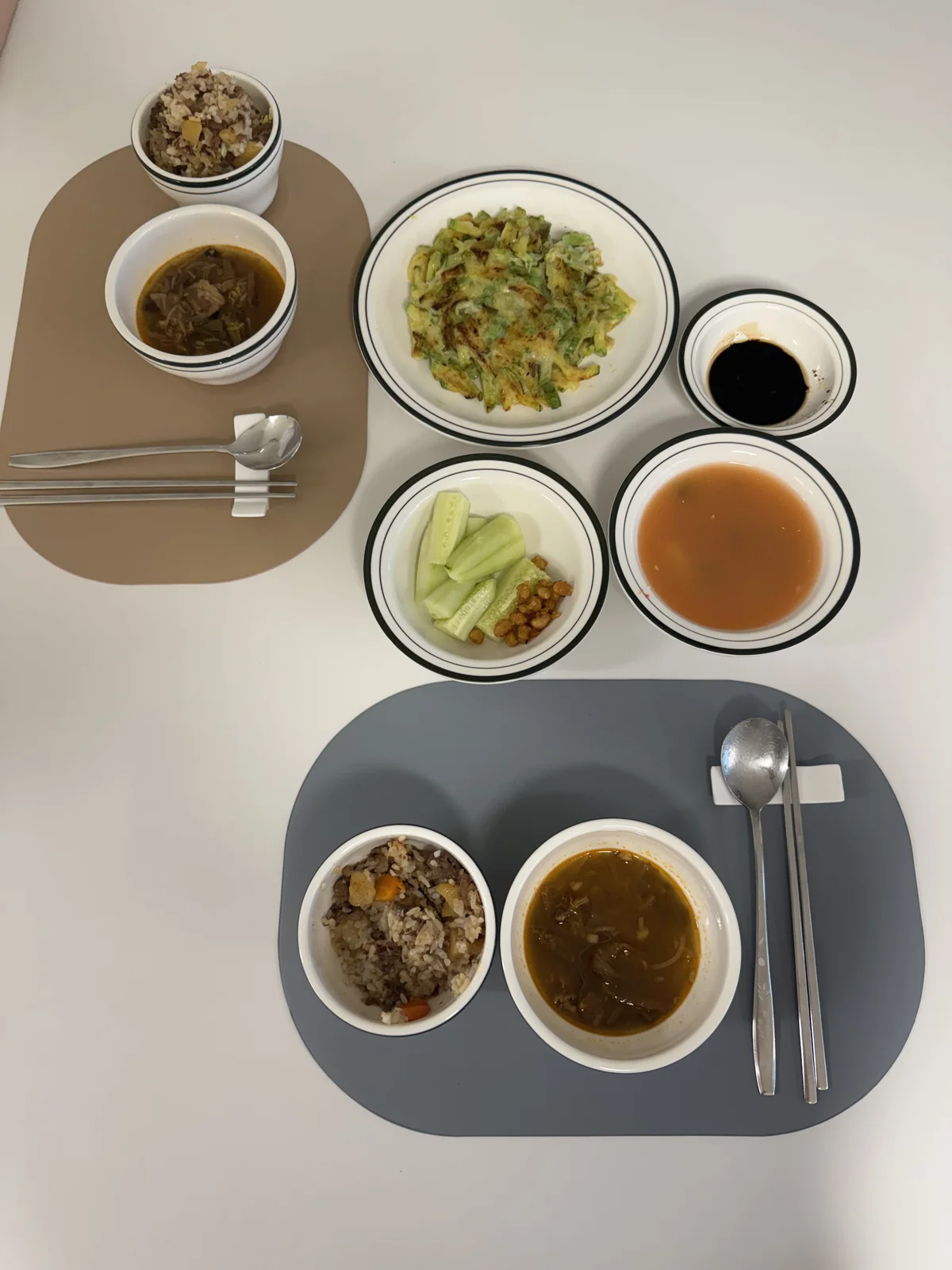 새 그릇에 차린 밥상