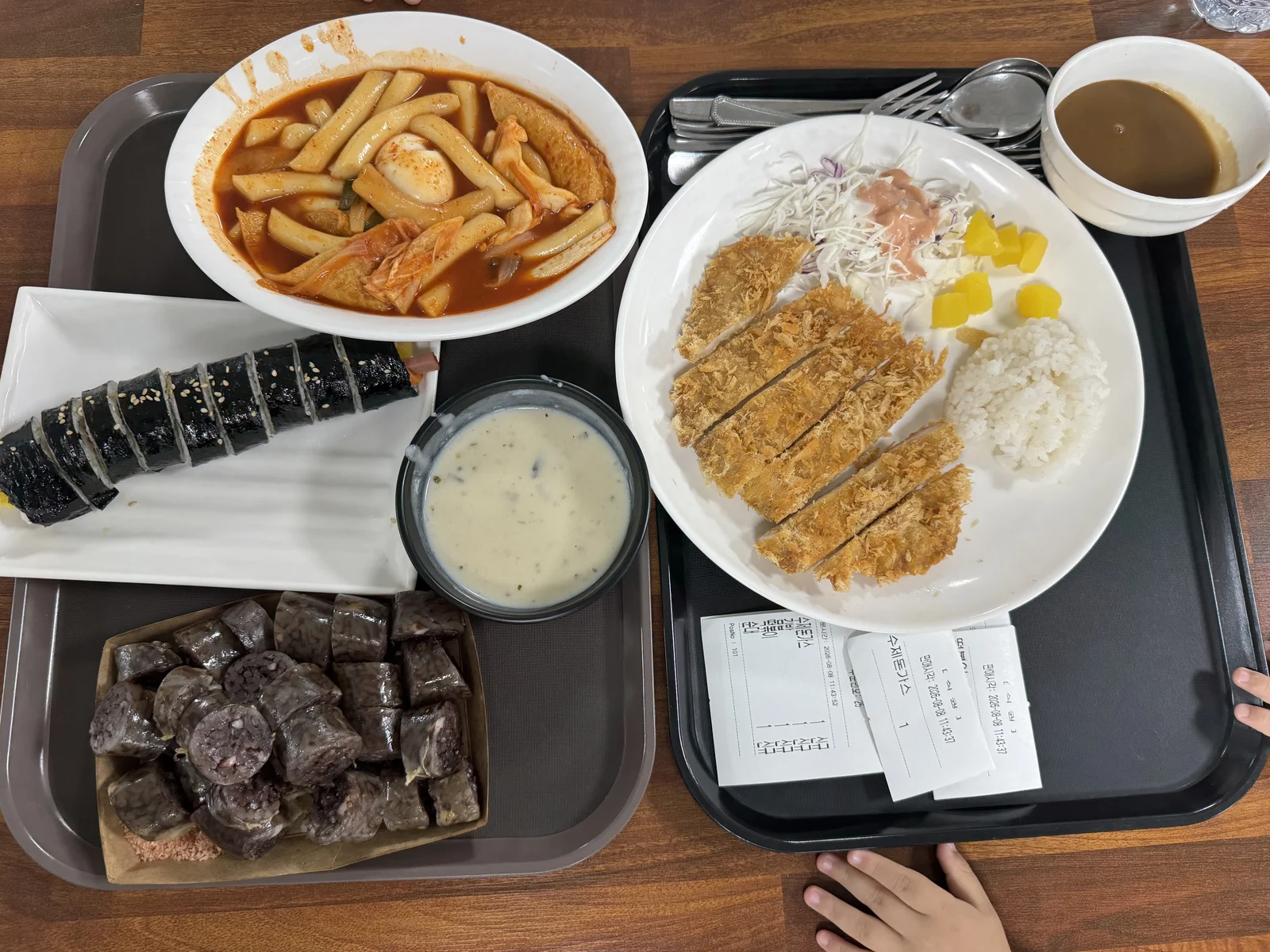 실제로 받은 트레이 – 돈까스·떡볶이·순대·김밥