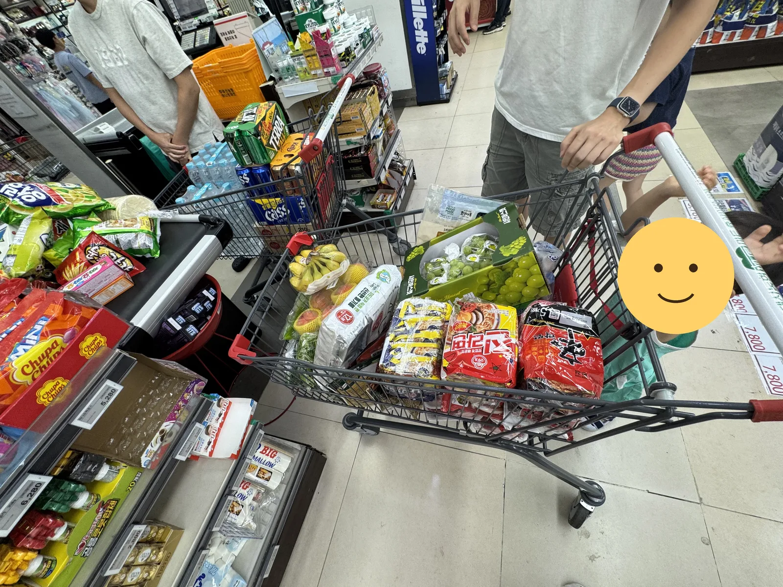 장본 카트 — 과일·라면·물·맥주 등 (아이 얼굴 스티커 처리)